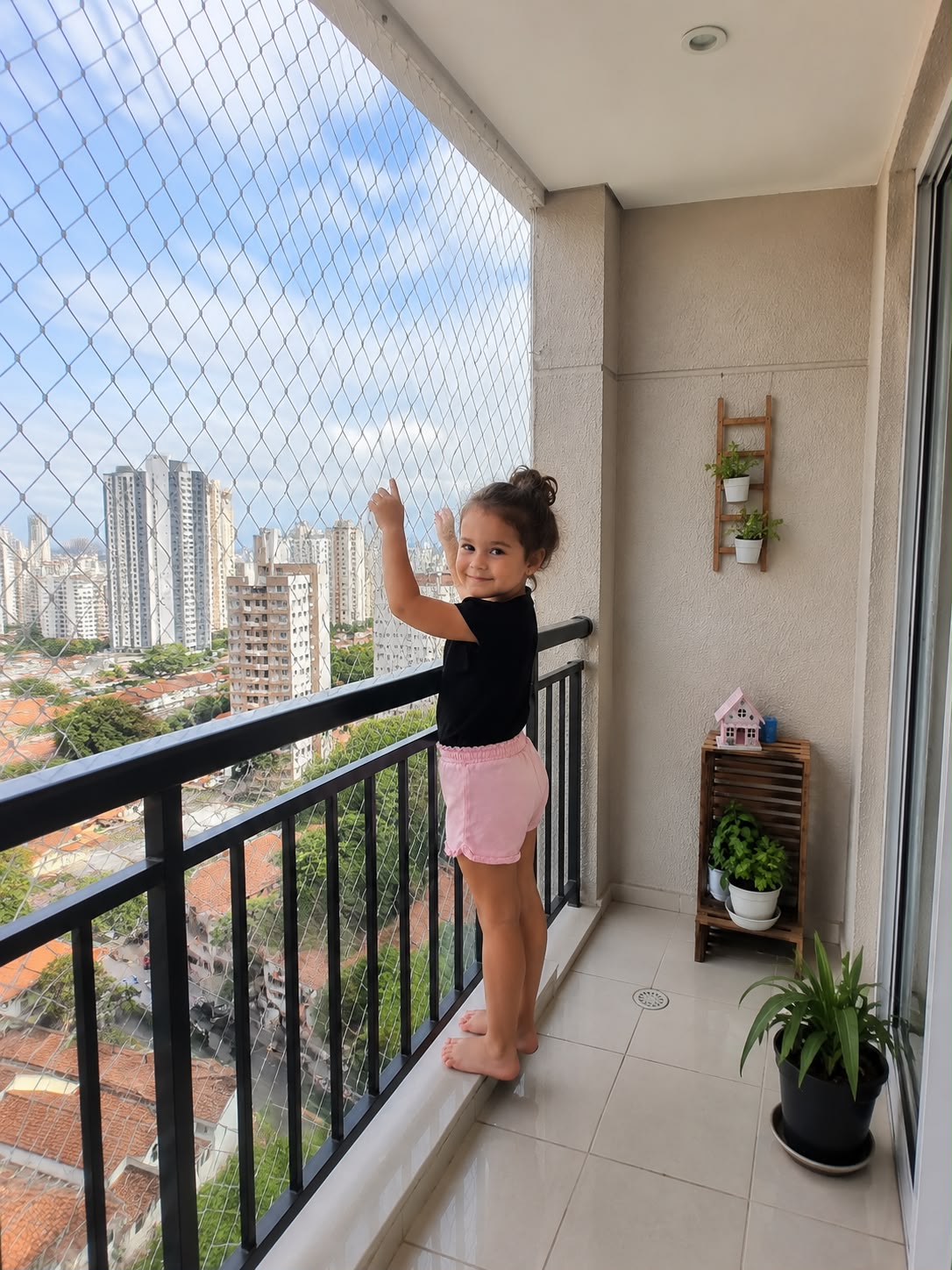 Criança protegida por rede de proteção